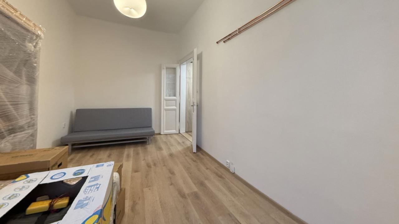 Spací část útulného bytu orientovaná do vnitrobloku