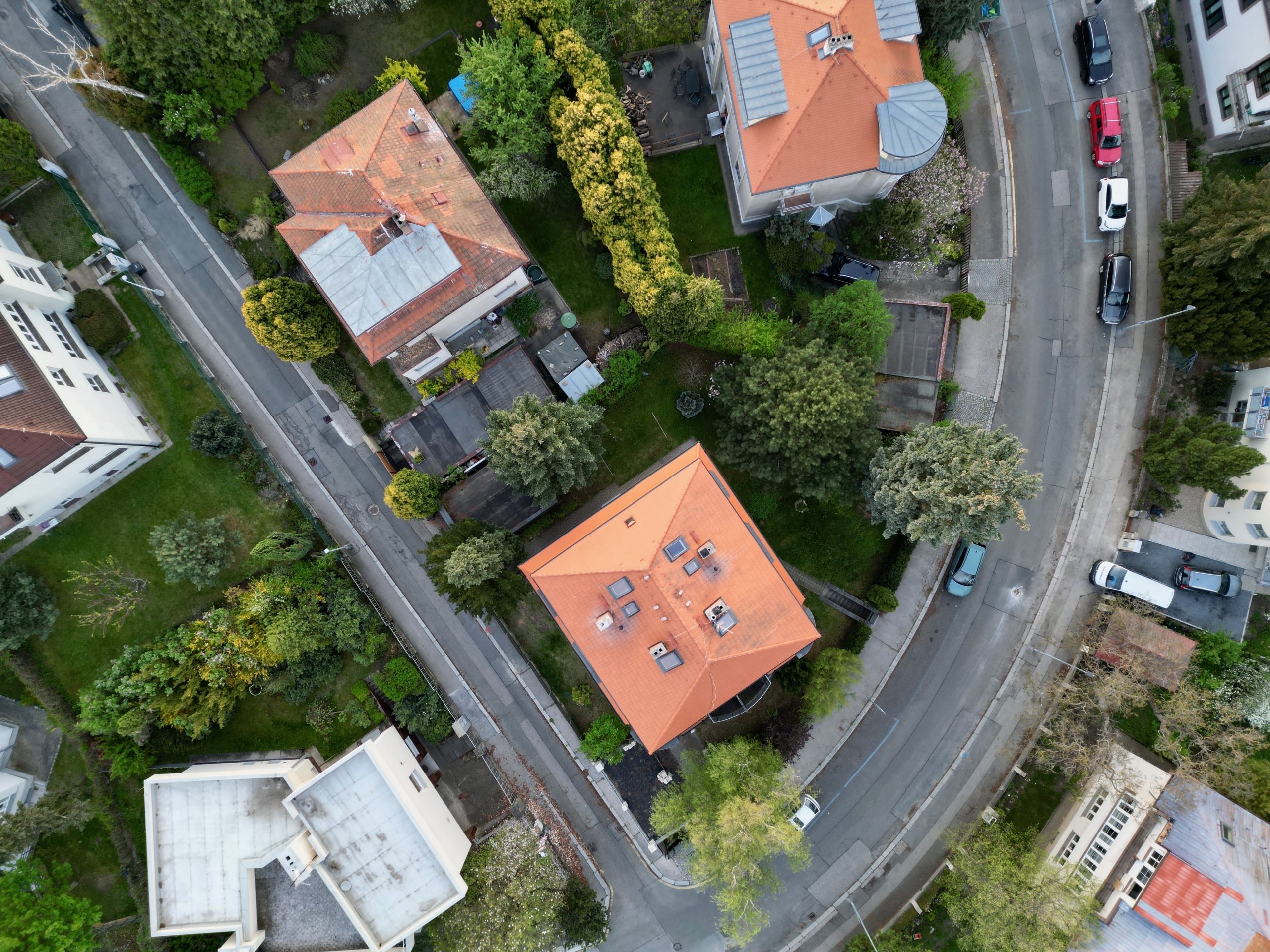 Širší letecký pohled na lokalitu dvoupatrového bytu