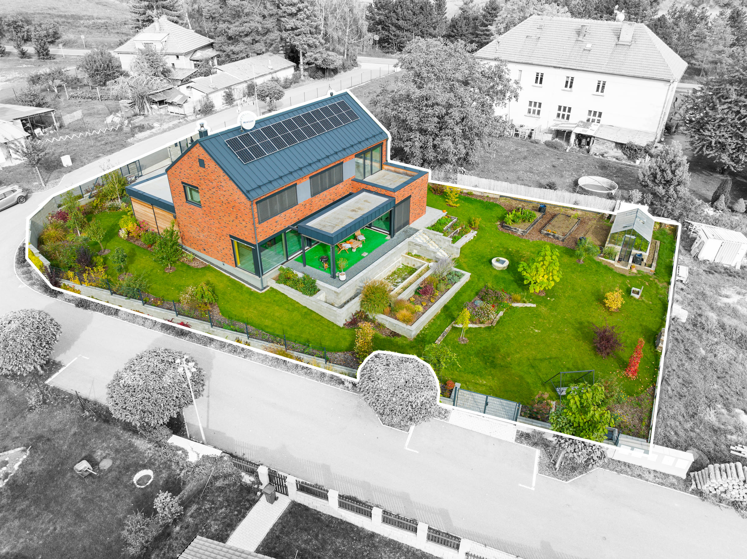 Letecká fotografie domu a pozemku pořízená dronem
